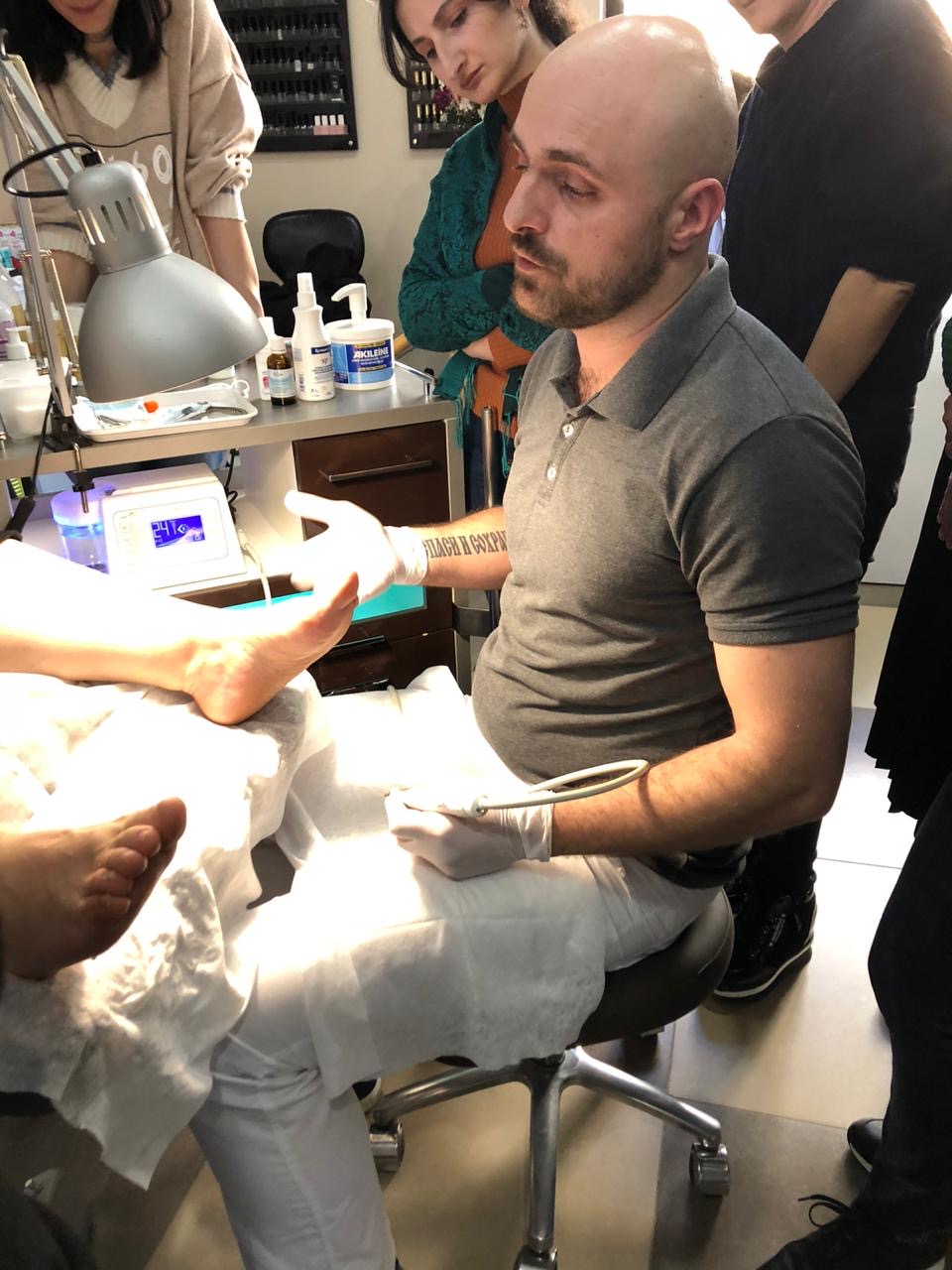 Аппаратная обработка ороговевшей кожи стопы в центре подологии FootLab